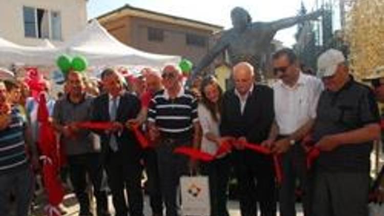 Eski milli futbolcu Tuğrul Şenerin Yalovada heykeli dikildi