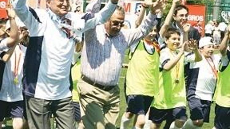 Bir yılda 80 futbol takımı kurdu, çocuklarda ‘fair play’ aşısı tuttu