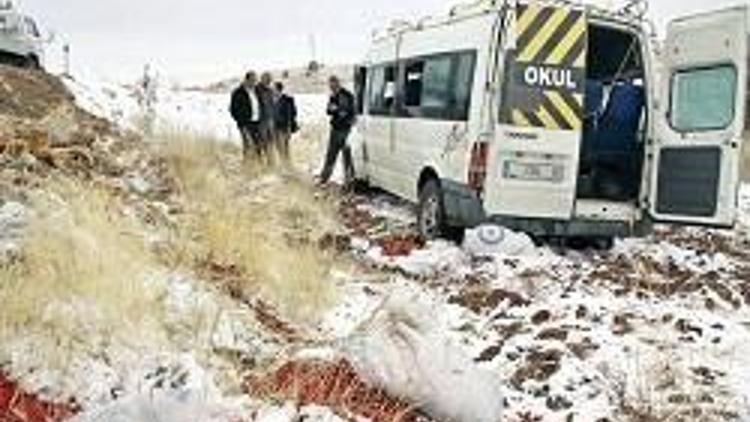 Minibüs buzlu yolda kaza yaptı