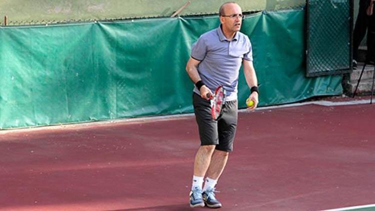 Bakan Şimşek tenis kortunda