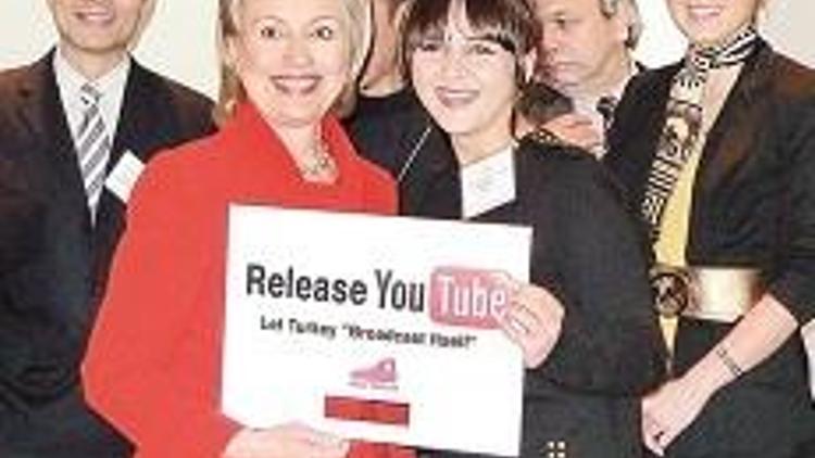 Hillary Clinton’a pankartı verdi Youtube yasağını protesto ettirdi