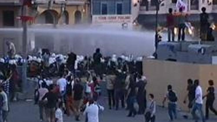 Taksimde karanfilli eyleme polis müdahalesi