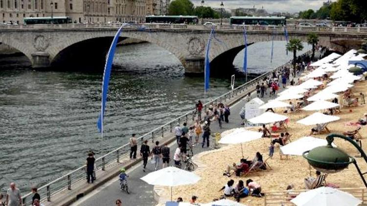 Tatile gidemeyenler için Paris plajı