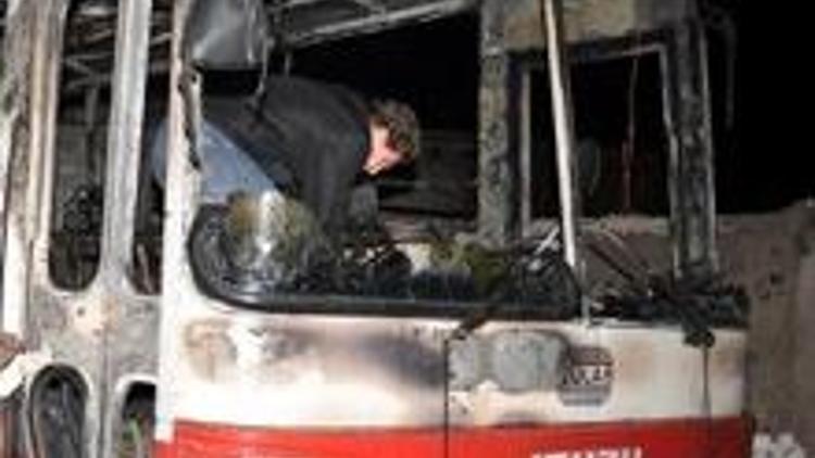 İzmirde belediye otobüsünü yaktılar