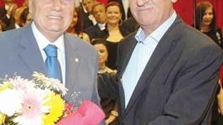 Göksel Arsoy, amcasının anıldığı gecede sahnede