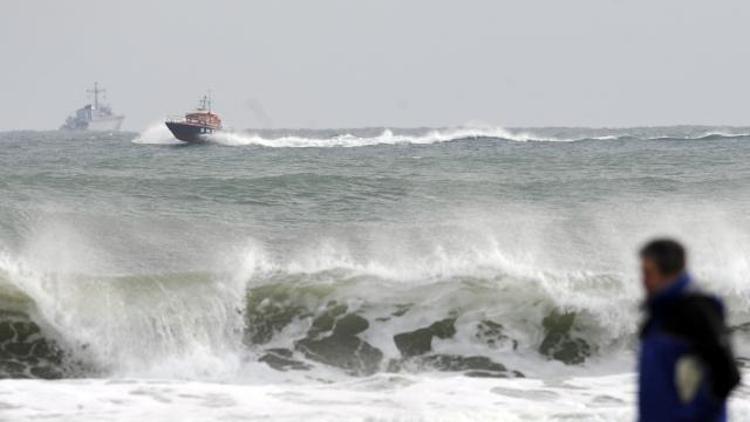 Photo Ed: France sweeps for black boxes in Airbus crash