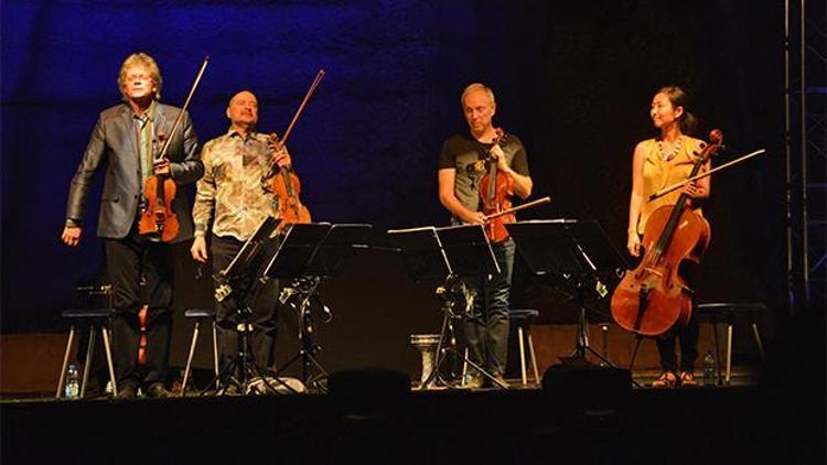 Grammy ödüllü grup Kronos Quartet sahnede