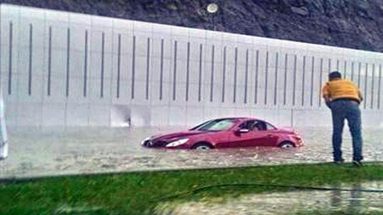 Ankarada yollar göle döndü, araçlar mahsur kaldı