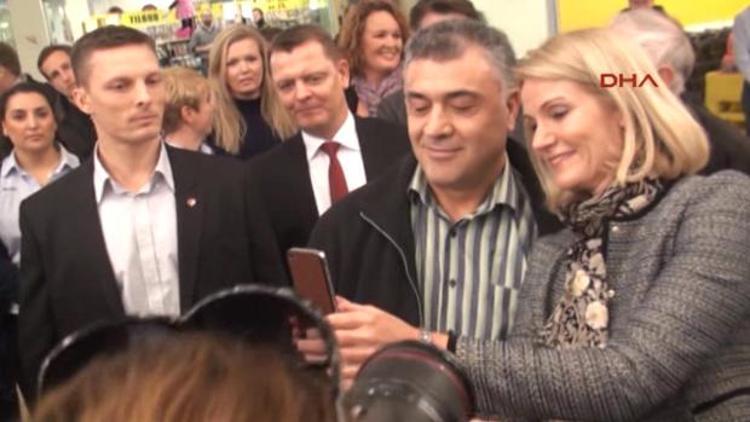 Danimarka Başbakanı, öğrenciyken çalıştığı süpermarkette Türklerle selfie çektirdi