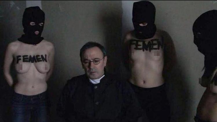 FEMEN bir rahibi rehin aldı iddiası