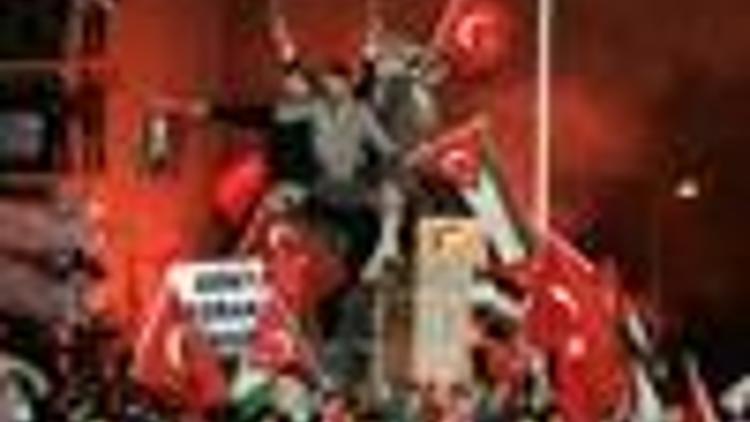 Thousands welcome Turkish PM in Istanbul on his return from Davos