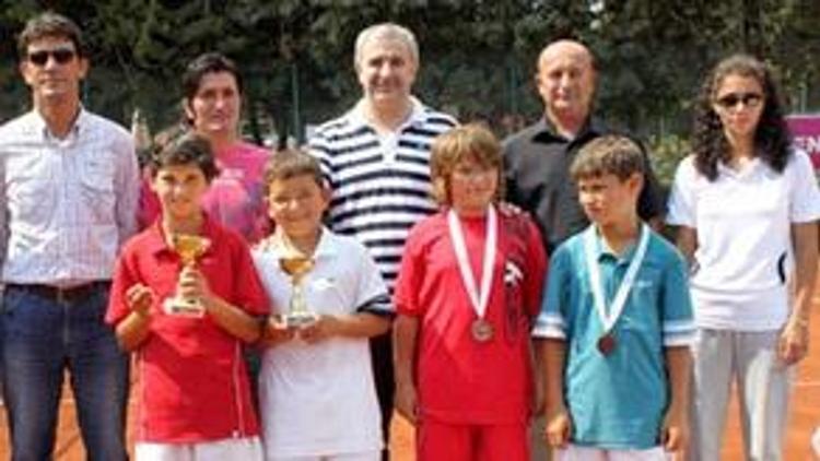 Teniste 12 yaş altı yarıştı