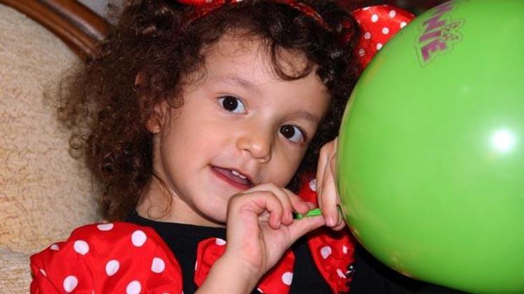Azra Bebek üçüncü yaş gününü kutladı