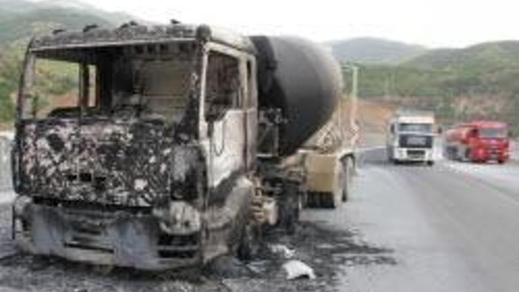 Yol kestiler, araçları yaktılar, bir asker iki öğretmeni kaçırdılar