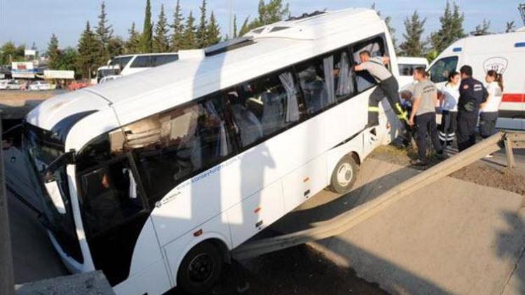 Otel servis midibüsü kanala uçtu: 6 yaralı