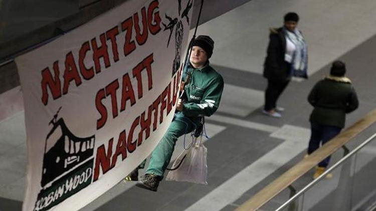 Berlinde gece treninin kaldırılması protesto edildi