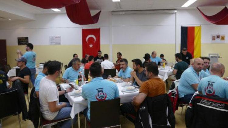 Türk motorculardan toplu iftar