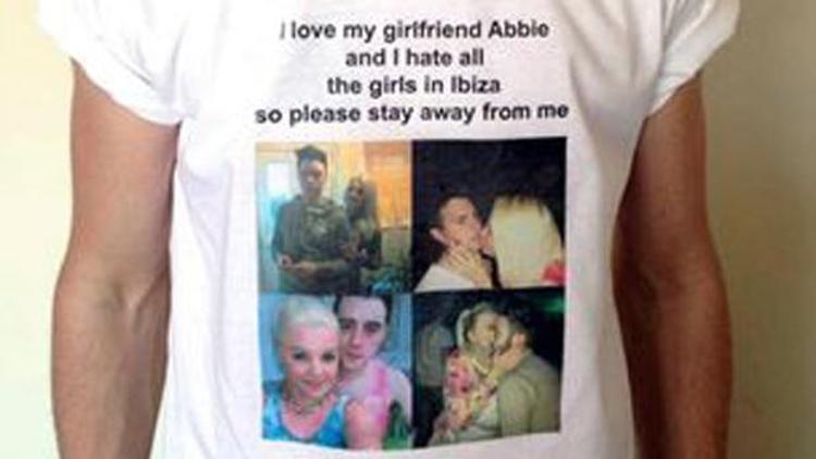 Sevgilisi çapkınlık yapmasın diye özel tişört hazırlattı