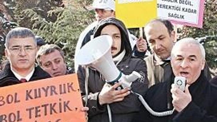 Hastane bahçesinde katkı payı protestosu