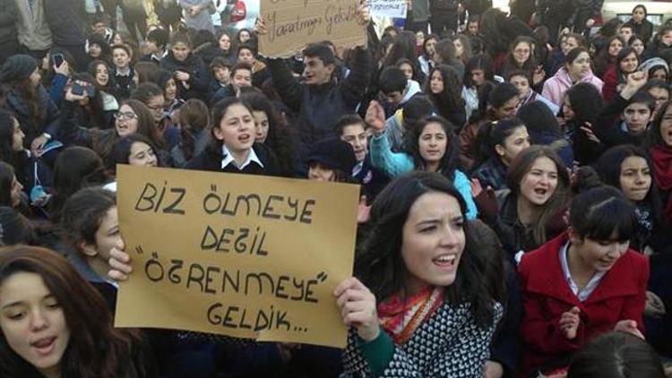 İki öğrenci bıçaklandı, özel güvenlik kovuldu