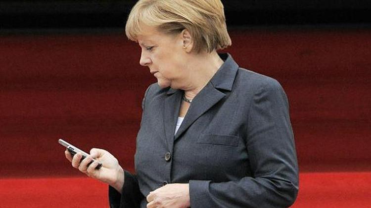 Merkelin yeni kriptolu cep telefonu da dinleniyor iddiası
