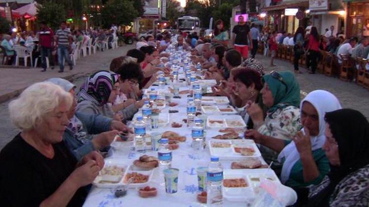 Gökçeadada Türk ve Rumlar birlikte iftar yaptı