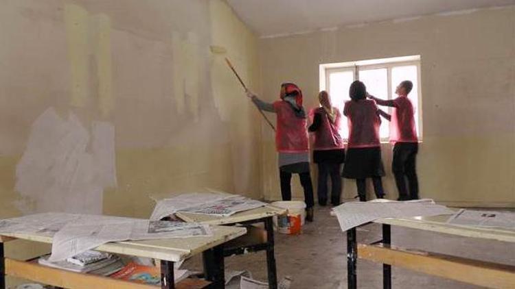 Üniversiteliler köy okullarını boyadı