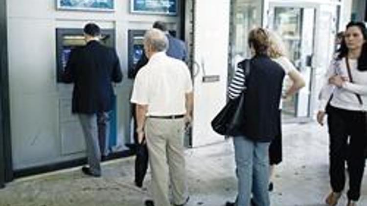 Yunanlılar ‘drahmi’ kabusu ile bankalardan 7 milyar Euro çekti