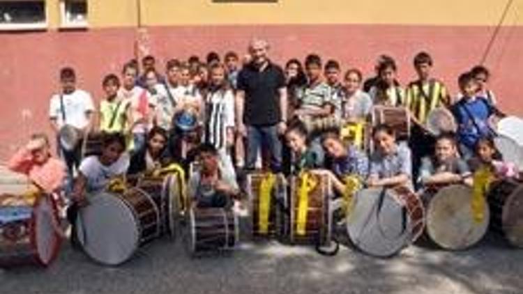300 Roman öğrenci, müzikli eğitimle okula kazandırıldı