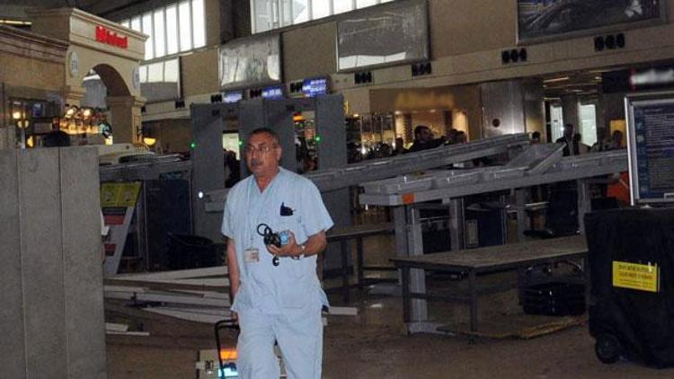 Atatürk Havalimanında tavan kaplamaları düştü: 4 yaralı