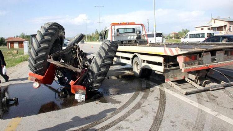 Kamyonun çarptığı traktör ters döndü