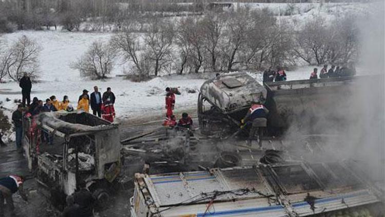 Zincirleme kazada tanker şoförü yanarak can verdi