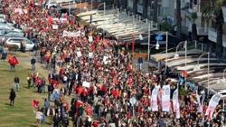 İzmirde binlerce insan Atası için yürüdü