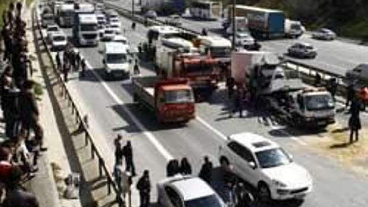 Sultangazide zincirleme trafik kazası: 4 yaralı