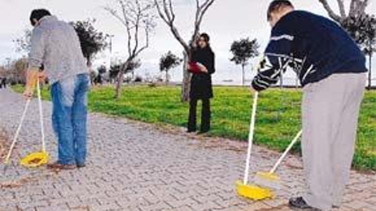 Altı ay, günde dört saat yerleri silmeye mahkûmsunuz