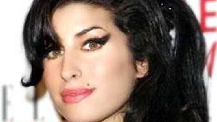 Amy Winehouseun alkol zehirlenmesinden öldüğü doğrulandı