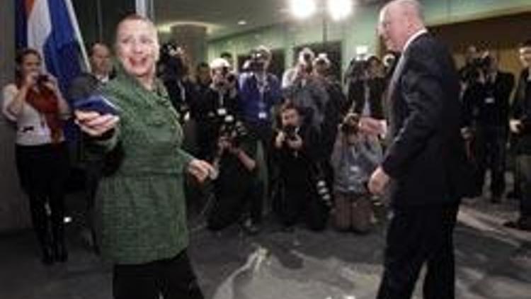Ellerini kavuşturdu Clintonı bekledi, bekledi...
