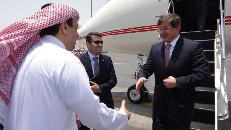 Davutoğlu ateşkes için Katara gitti