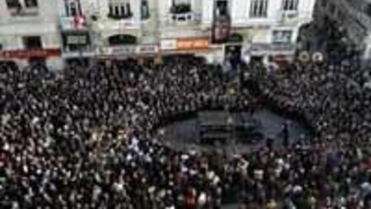 Crowds mass in Istanbul to bid farewell to Hrant Dink