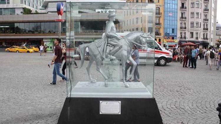 Taksimdeki Atatürk heykeline yoğun ilgi