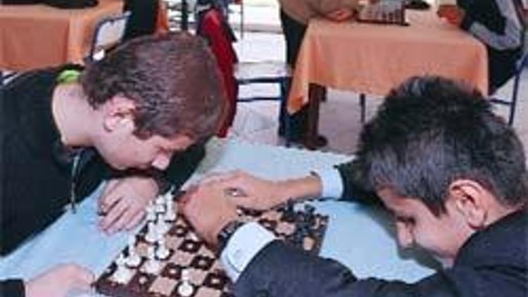 Görme engelli gençler satranç turnuvasında
