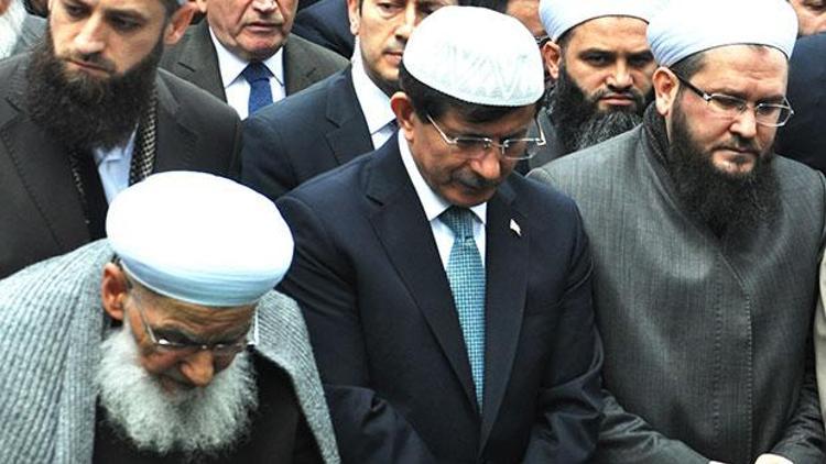 Başbakan Ahmet Davutoğlu üç cami değiştirdi