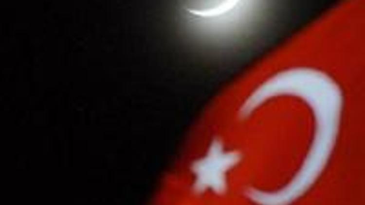 Gökyüzünde Türk bayrağı
