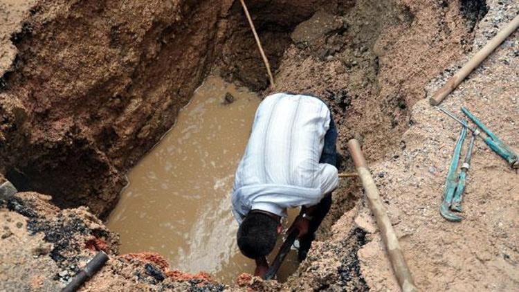 Asfalt çöktü, çukura düşen kadın yaralandı