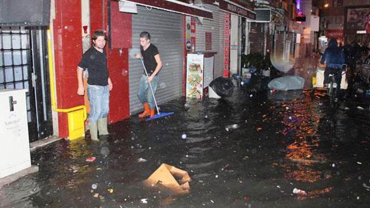 İzmirde zemin katları su bastı