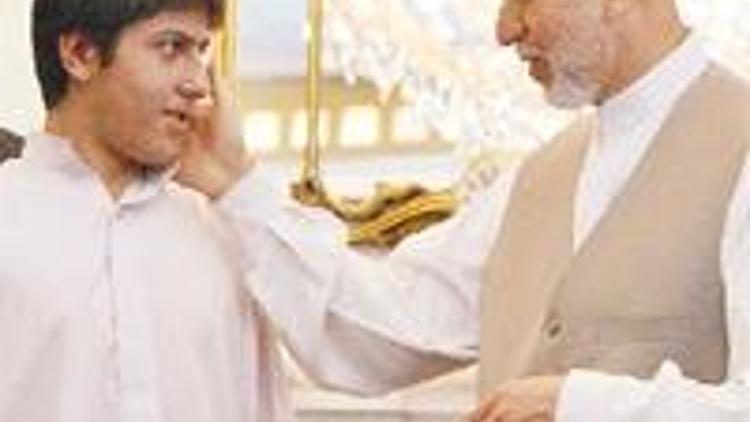 Karzai, intihar bombacısı çocuğu affetti