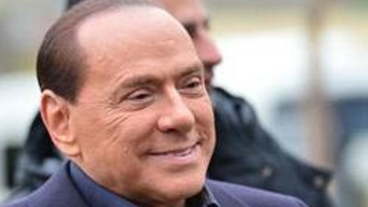 Berlusconi siyasete dönüyor