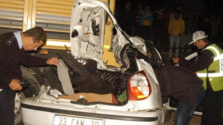 Otomobil TIRın altına girdi: 4 ölü