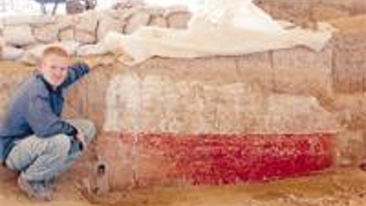 9 bin yıllık kırmızı duvar, kazıyı uzattı