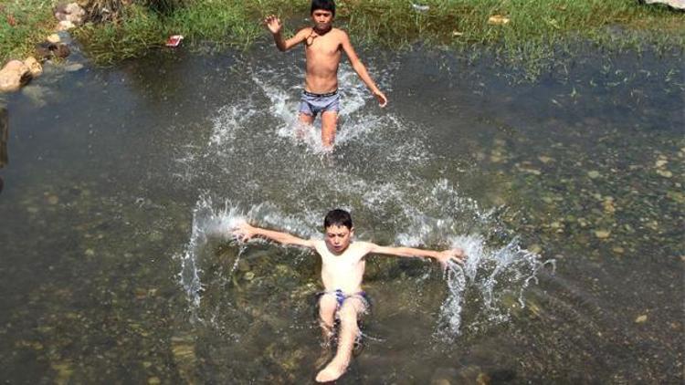Kimyasal alarm veren Aksu Çayı’nda çocuklar yüzüyor